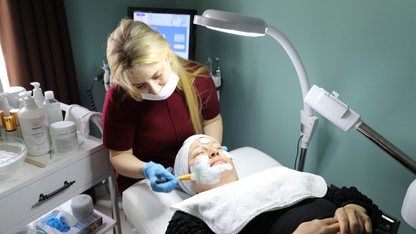 Marmaris'te belediyenin kadın saha personeline ücretsiz cilt bakımı