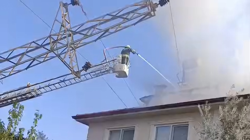 Muğla'da üzerine elektik direği devrilen evde yangın çıktı