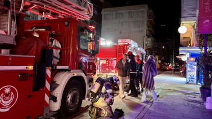 İzmir’de iki katlı iş yerinin çatısında çıkan yangında 2 kişi dumandan etkilendi