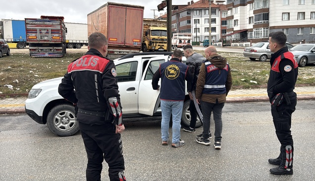 Kütahya'da 2 grup arasında çıkan kavgada 2 kişi silahla yaralandı