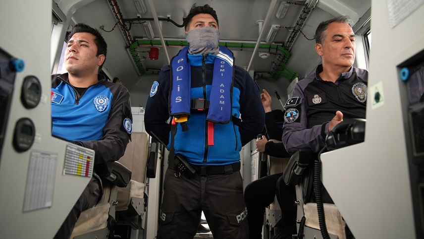 Deniz polisleri, teşkilatlarının 181. kuruluş yıl dönümünü su altında bayrak açarak kutladı