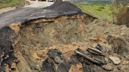 Selendi'de sağanak nedeniyle çöken yolda çalışmalar sürüyor