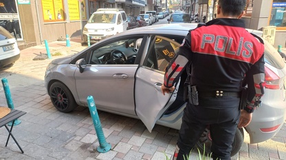 Manisa'da otomobilde uyuşturucuyla yakalanan 2 şüpheli tutuklandı