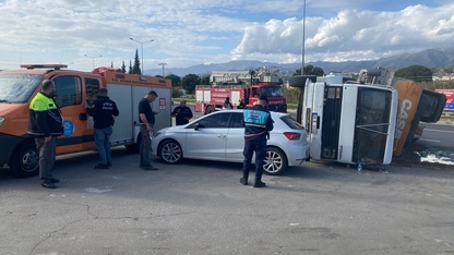 Nazilli'de iş makinesi taşıyan kamyon devrildi