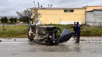 Manisa'da devrilen otomobilin sürücüsü öldü