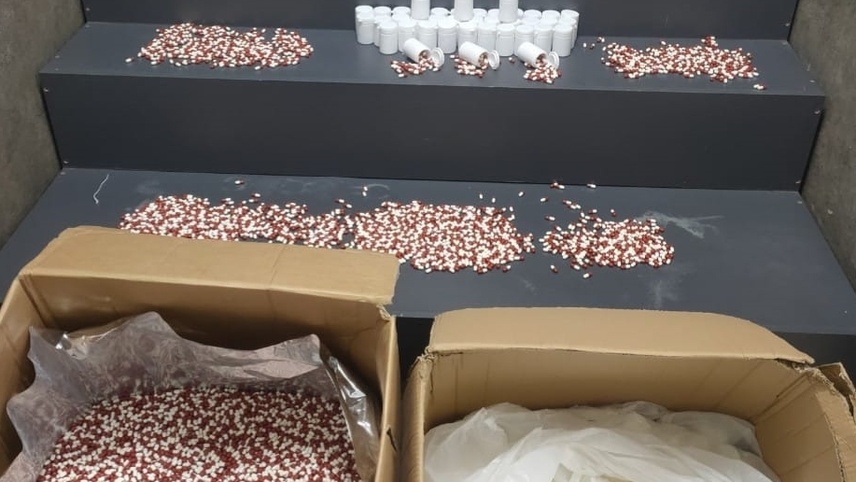 İzmir'de bir evde 104 bin 40 sentetik ecza ele geçirildi