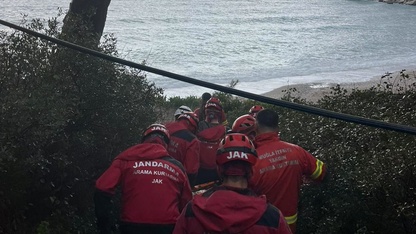 Muğla'da kayalıklardan düşen genç kurtarıldı