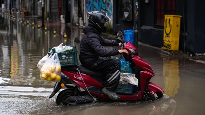 İzmir'de su basan ev ve iş yerlerinde tahliye çalışmaları yapılıyor