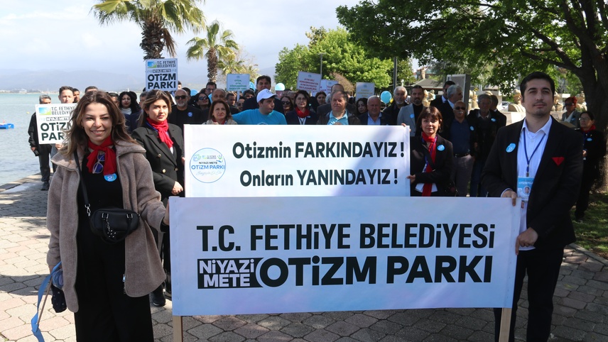 Fethiye'de otizmli bireyler mavi balonlarla farkındalık için yürüdü