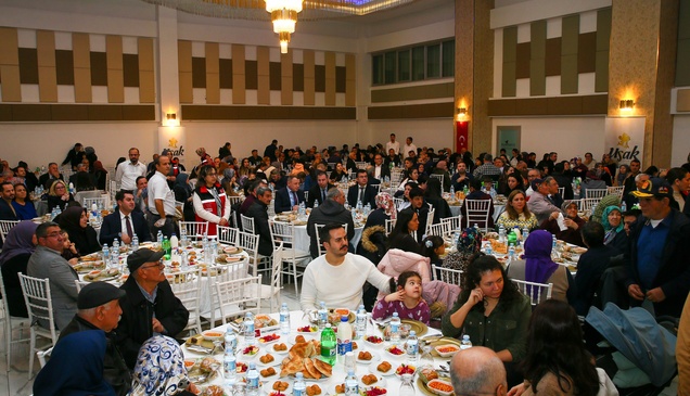 Uşak Valisi Aktaş, şehit aileleri ve gazilerle iftarda buluştu