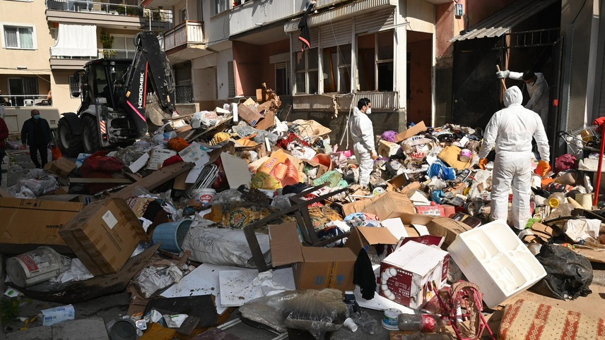 İzmir'de 2 katlı evden 12 kamyon çöp çıkarıldı