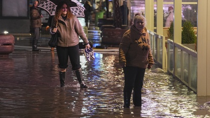 İzmir'de sağanak nedeniyle iş yerleri ve yollar su altında kaldı