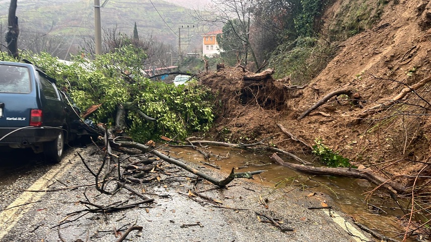 İzmir'de park halindeki otomobil heyelanda toprak altında kaldı