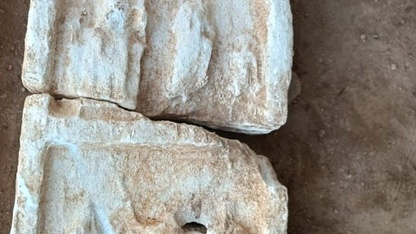 İzmir'de ceviz bahçesinde Roma dönemine ait mezar taşları tespit edildi