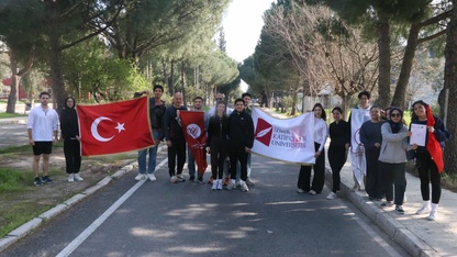 İKÇÜ'lü öğrenciler, su krizine dikkati çekmek için farkındalık koşusu düzenledi