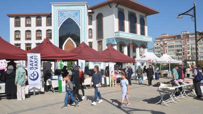 Kütahya'da Gazze'ye yardım için "Hayır Çarşısı" kuruldu