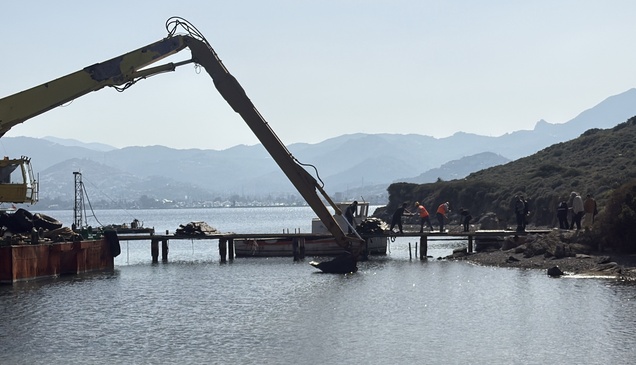 Bodrum'da kaçak iskeleler yıkıldı, karavanların tahliyesine başlandı