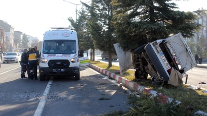 Kütahya'da ağaca çarpan otomobildeki 3 kişi yaralandı