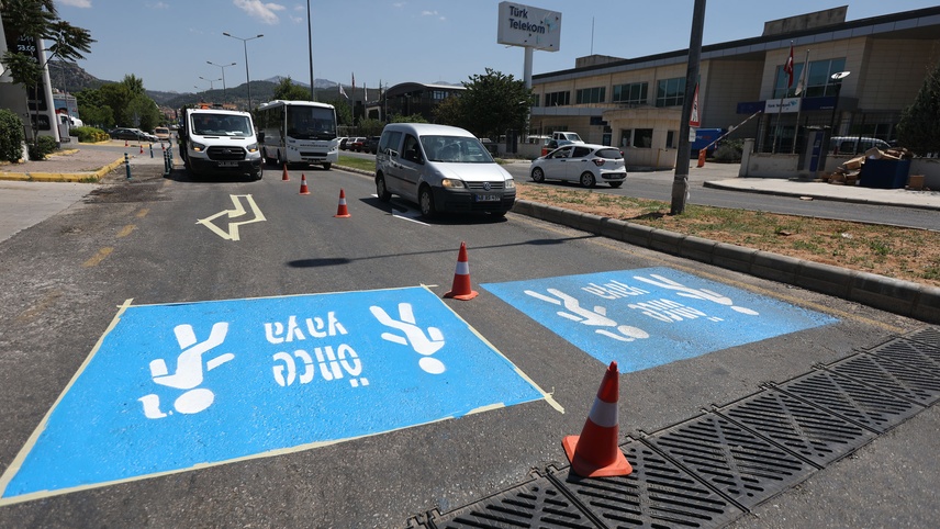 Muğla'da trafik güvenliği için yol çizgi çalışmaları yapılıyor