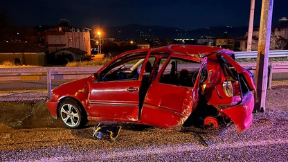 Manisa'da otomobil elektrik direğine çarptı, sürücü ağır yaralandı, eşi ile oğlu yaşamını yitirdi