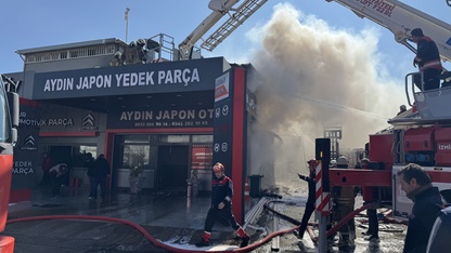 İzmir'de yedek parça dükkanında çıkıp 2 iş yerine sıçrayan yangın kontrol altında
