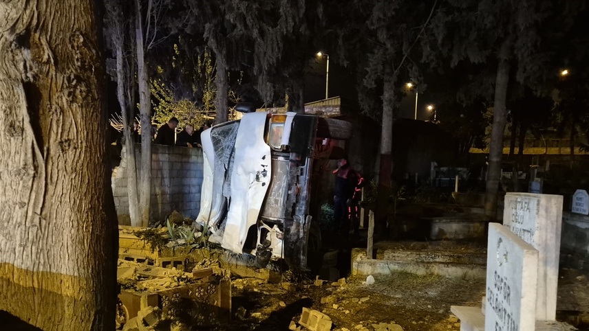 Aydın'da mezarlığa devrilen panelvandaki 3 kişi yaralandı