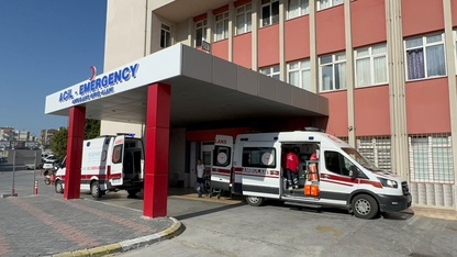 Söke'de devrilen kamyondaki 3 kişi yaralandı