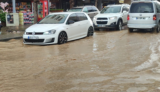 İzmir'in Ödemiş ilçesinde etkili olan sağanak hayatı olumsuz etkiledi