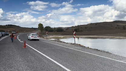 Kütahya'da heyelanın taşırdığı göl nedeniyle kapanan yol yeniden trafiğe açıldı