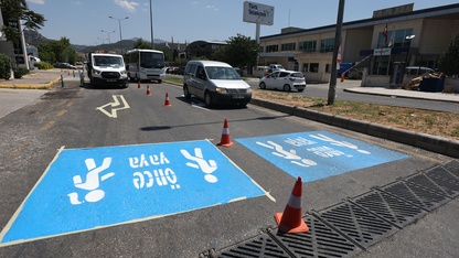 Muğla'da trafik güvenliği için yol çizgi çalışmaları yapılıyor