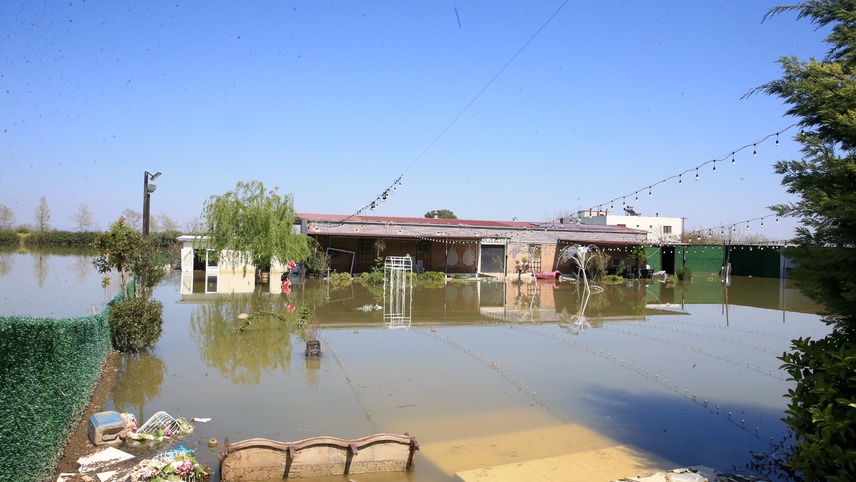 Manisa'da akarsuların taşması sonucu bağ evleri ve tarım arazileri su altında kaldı