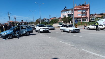 Kütahya'da iki otomobilin çarpıştığı kazada 5 kişi yaralandı