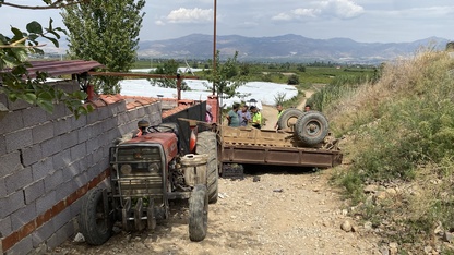 Manisa'da traktör römorkunun devrilmesi sonucu 11 kişi yaralandı 