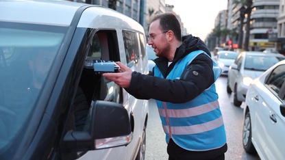 İzmir'de "İftara 5 Kala" programı kapsamında vatandaşlara kumanya dağıtıldı