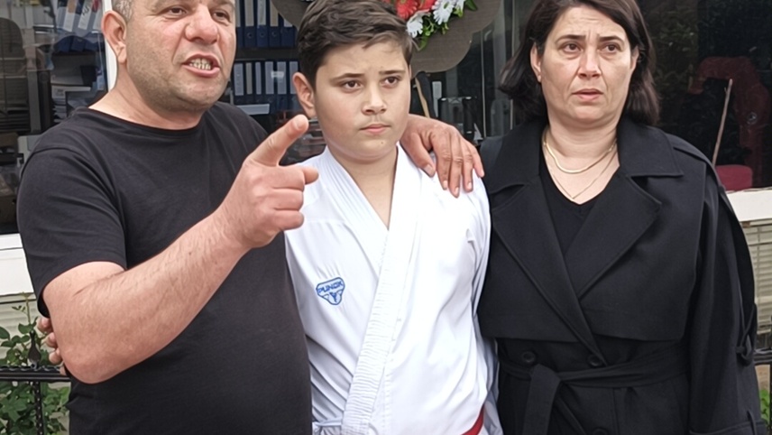 Milli sporcu oğlunun Kuyucak Belediyespor'dan uzaklaştırıldığını öne süren baba, belediye binasına siyah çelenk bıraktı