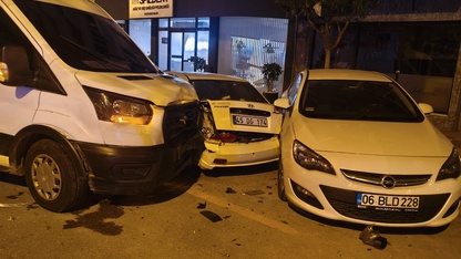 Manisa'da alkollü sürücünün kullandığı kamyonet, park halindeki 13 araca çarptı