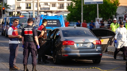 GÜNCELLEME 2 - İzmir'de seyir halindeki otomobile silahlı saldırıda 3 kişi öldü, 3 kişi yaralandı