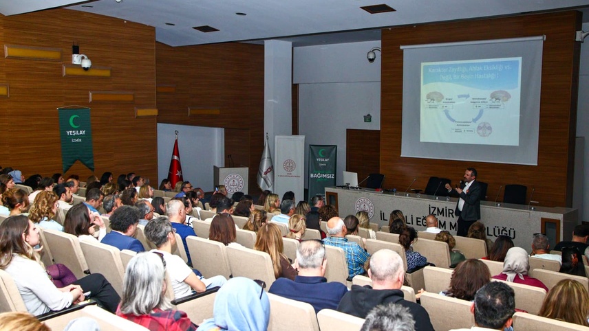 İzmir'de rehber öğretmenlere bağımlılıkla mücadele eğitimi verildi