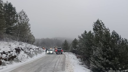 Muğla'da kar ve buzlanma nedeniyle araçlar yolda kaldı