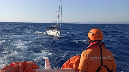 Datça açıklarında sürüklenen teknedeki 2 kişi kurtarıldı