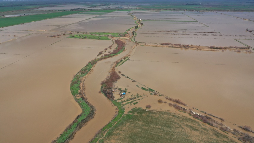 Aydın'da Büyük Menderes Nehri taştı, ekili alanlar su altına kaldı