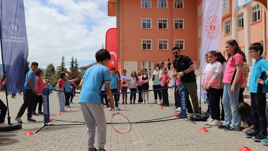 Kütahya'da ilkokul öğrencileri tenis turnuvasında yarıştı