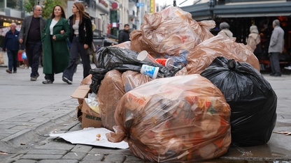 İzmir'de belediye çalışanlarının eylemi nedeniyle sokaklarda çöp yığınları oluştu