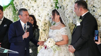 CHP Genel Başkanı Özgür Özel, Narlıdere Belediye Başkanı Uzun'un nikah törenine katıldı