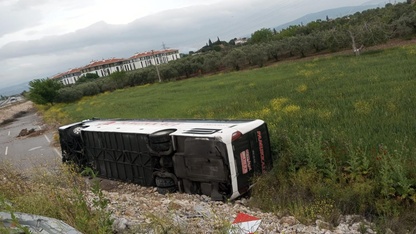 Manisa'da yolcu otobüsünün devrildiği kazada 16 kişi yaralandı