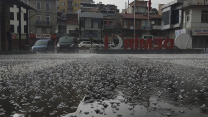 Manisa'da sağanak ve fırtına hayatı olumsuz etkiledi