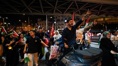 Gazze'ye yönelik saldırılara tepki için İzmir'de yürüyüş düzenlendi