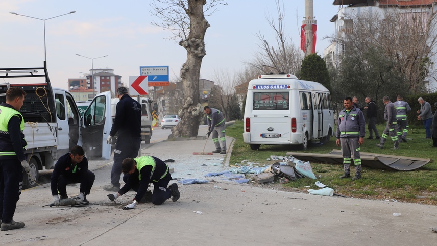 Denizli'de minibüsün durağa çarptığı kazada 1 kişi yaralandı