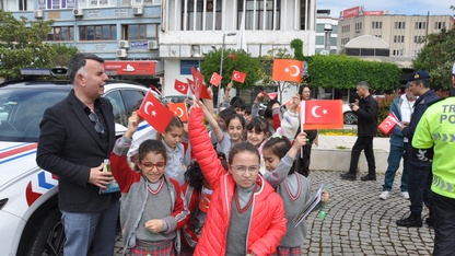 Salihli'de öğrencilere simülasyon aracıyla trafik eğitimi verildi