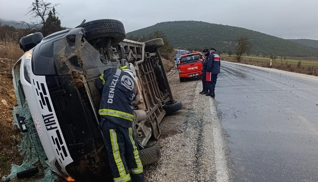 Denizli'de diyaliz hastalarını taşıyan minibüsün devrildiği kazada 9 kişi yaralandı